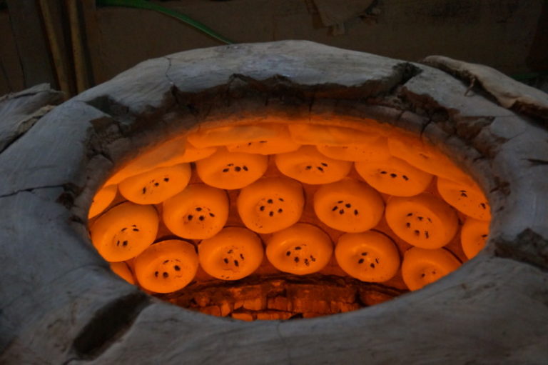 窯で焼くサマルカンドのパン