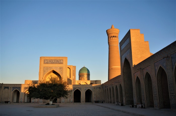 ブハラのカラーンミナレットとモスクの夕刻写真