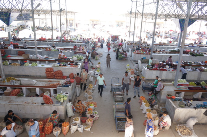 サマルカンドの大きな市場シヨブバザールの野菜売場