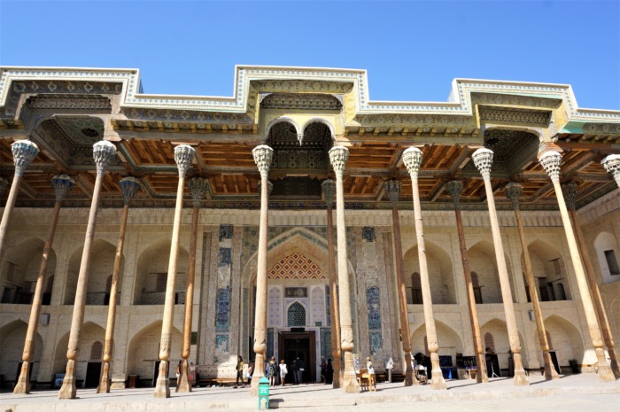 くるみの木の入り口がユニークなブハラのモスク