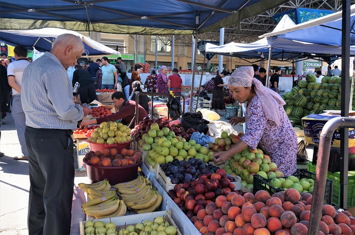 ウズベキスタンのバザール果物売り場