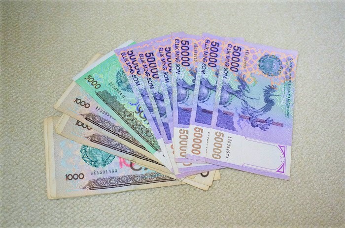 ウズベキスタンのカラフルな紙幣