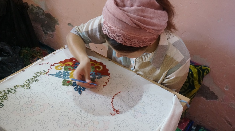 ウズベキスタンのスザニ刺繍をする女の子
