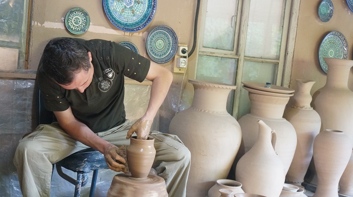 ウズベキスタンのリシタン陶器を作る男性