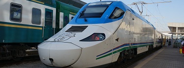 ウズベキスタンの特急列車アフラシヨブ