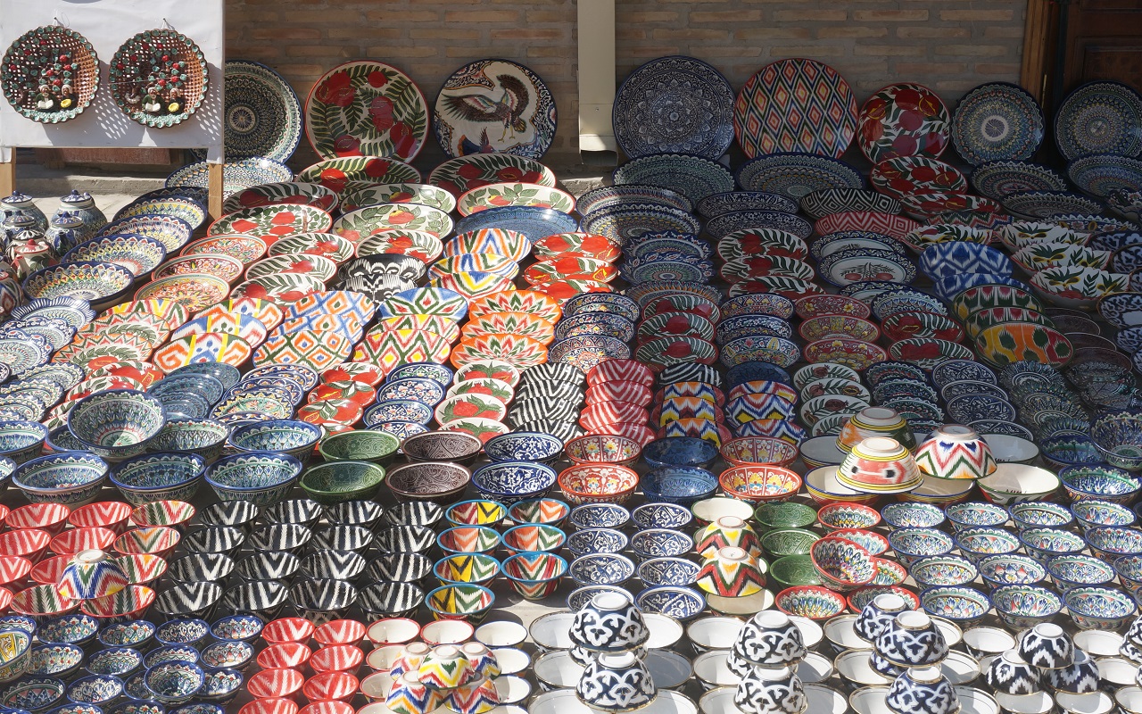 ウズベキスタンのお皿リシタン陶器