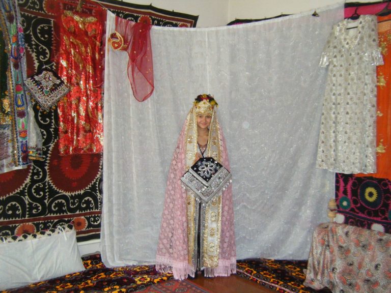 ウズベキスタンサマルカンドの民家の花嫁