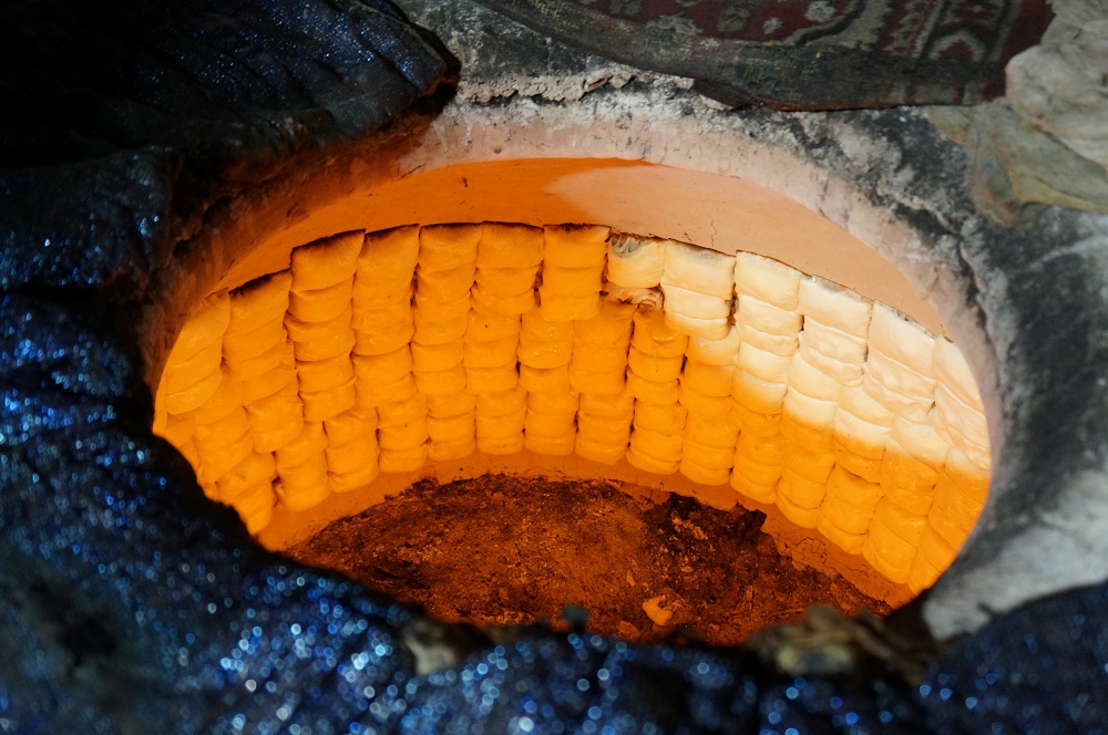 窯で焼かれるサムサ